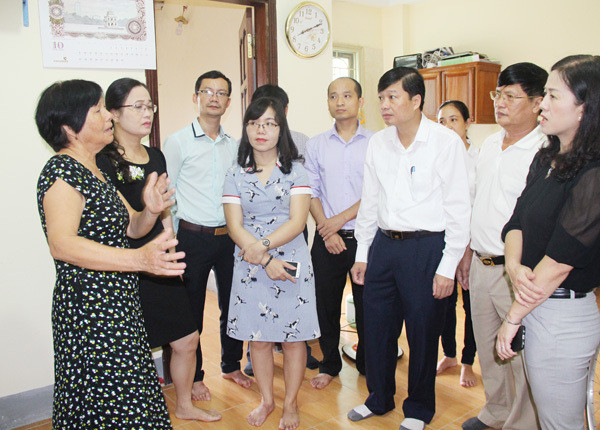 Đoàn giám sát trực tiếp nghe người sử dụng căn hộ tại chung cư Lộc Châu phản ánh xuống cấp. Ảnh: Minh Chi