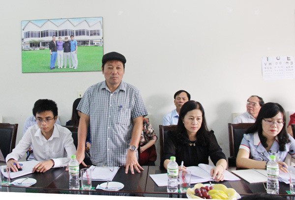 Ông Nguyễn Trọng Hùng - Phó Tổng Giám đốc Công ty Nhà 30 thừa nhận sự xuống cấp của chung cư Lộc Châu. Ảnh: Minh Chi