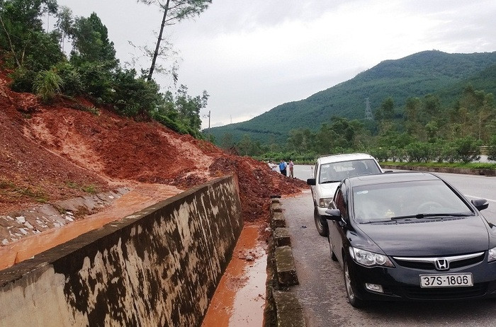 Do mưa to kéo dài, núi cạnh QL1A thuộc địa phận xã Diễn Phú, huyện Diễn Châu đã bị sát lở. Ảnh: Trang Hồ