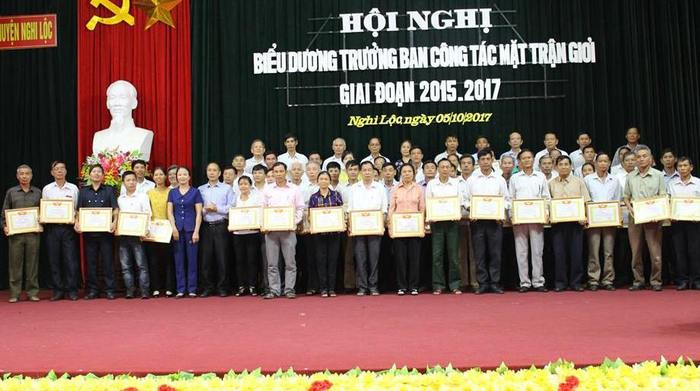 Các trưởng ban công tác mặ trận giỏi huyện Nghi Lộc được biểu dương sáng 5/10. Ảnh: Ngọc Mai