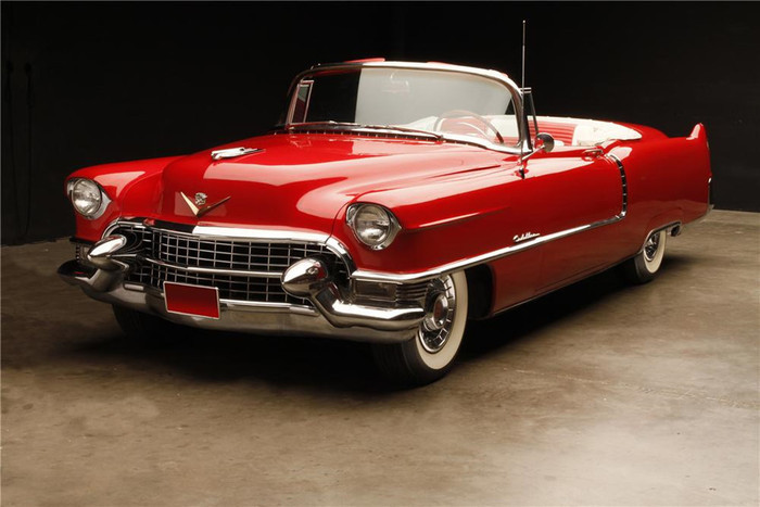 Cadillac Series 62 Convertible 1955: Chiếc xe đã khơi dậy niềm đam mê về ôtô cho Hefner. Được trang bị những công nghệ đặc biệt tiên tiến so với thời điểm 1950 lúc bấy giờ như cửa sổ và khóa điện cùng với hệ thống gạt nước, đèn pha tự động, “con cưng” của Cadillac đã làm lu mờ hết những dòng xe khác trên thị trường.