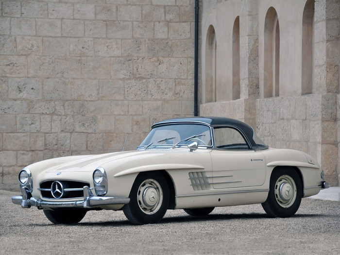 Mercedes Benz 300SL Convertible 1959: Mercedes SL được coi là biểu tượng của hãng trong thời kỳ hoàng kim. Kiểu dáng độc đáo qua bàn tay tài hoa của người Đức cùng mức giá đắt đỏ, Benz 300SL Convertible trở thành chiếc xe đáng sở hữu nhất bấy giờ. Thậm chí đến nay, chiếc xế hộp này vẫn có giá ngất ngưởng vào khoảng một triệu USD.