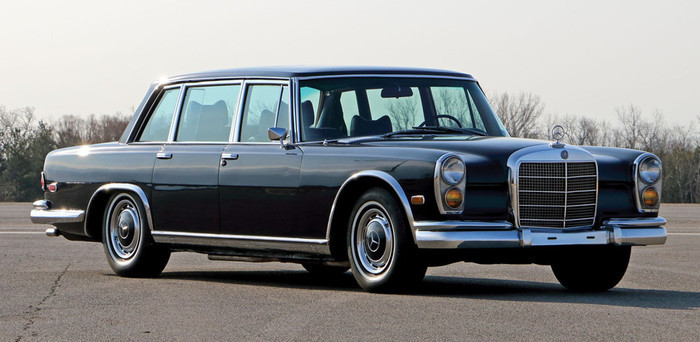 Mercedes Benz 600 Pullman Limousine 1969: Khi đi cùng với thứ được coi là quý giá nhất thế giới - các người mẫu - Hugh luôn đảm bảo mình phải thật phong cách. Pullman Limousine có lẽ là chiếc xe sang trọng nhất để đi dạo thành phố Stuttgart. Nó đủ sự mê hoặc để Hefner phải xiêu lòng thì bất cứ ai cũng phải ngoái đầu nhìn theo.