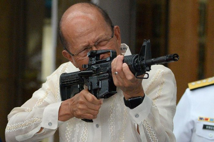 Bộ trưởng Quốc phòng Philippines Delfin Lorenzana ngắm thử khẩu súng trường CQ-A5b (M4) do chính phủ Trung Quốc trao tặng tại buổi lễ ở Manila hôm 5/10. Ảnh: AFP