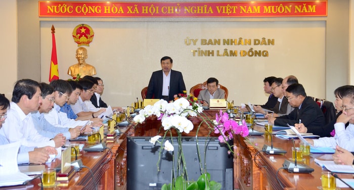 Chủ tịch UBND tỉnh Nguyễn Xuân Đường phát biểu tại cuộc làm việc. Ảnh: Thành Duy