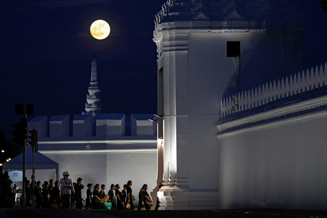 Dòng người kiên nhẫn chờ viếng nhà vua Thái Lan tối 5/10 - Ảnh: Reuters