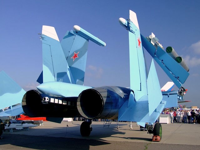 Su-33 còn có khả năng gập cánh gọn gàng vì nó vốn được thiết kế để sử dụng trên các tàu sân bay, nơi có không gian rất hẹp và đường băng cất cánh ngắn, đòi hỏi sải cánh phải rộng để tăng lực nâng và động cơ phải khỏe hơn để tăng lực đẩy. Nguồn ảnh: Wiki.