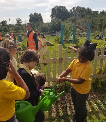 Học sinh làm việc theo nhóm, chịu trách nhiệm chăm sóc vườn trường. Ảnh: Charlton Manor Primary School