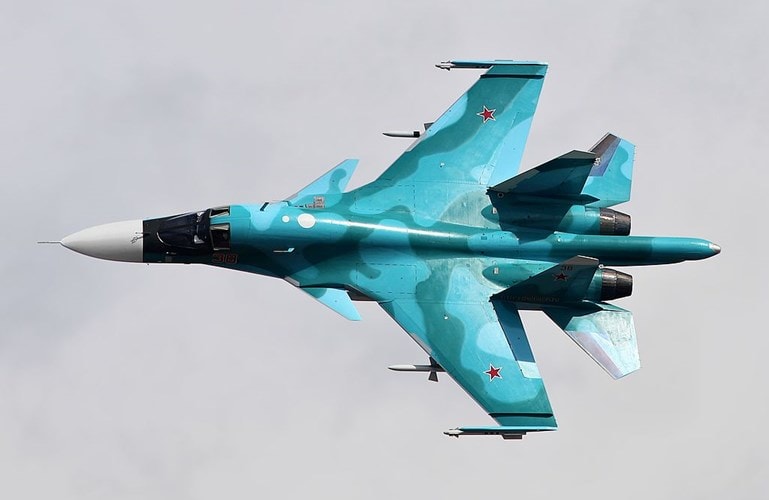 Phiên bản Su-34 được phát triển từ Su-27 và có chuyến bay đầu tiên vào ngày 13/4/1990. Su-34 được thiết kế để tối ưu hóa khả năng ném bom nhưng vẫn đảm bảo được tính cơ động và khả năng không chiến tốt của mình. Nguồn ảnh: Wiki.