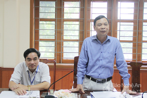 Ông Phạm Văn Vinh- Phó Giám đốc Sở Kế hoạch và Đầu tư báo cáo công tác CCHC .