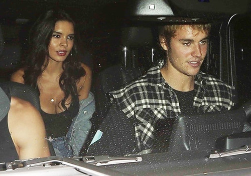 Justin Bieber và bạn gái rời nhà thờ ở Beverly Hills hôm 4/10.