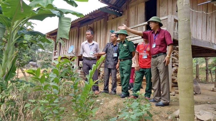 Cán bộ xã Bắc Lý (Kỳ Sơn) và BĐBP hướng dẫn người dân phát triển kinh tế. Ảnh: Ngọc Tú