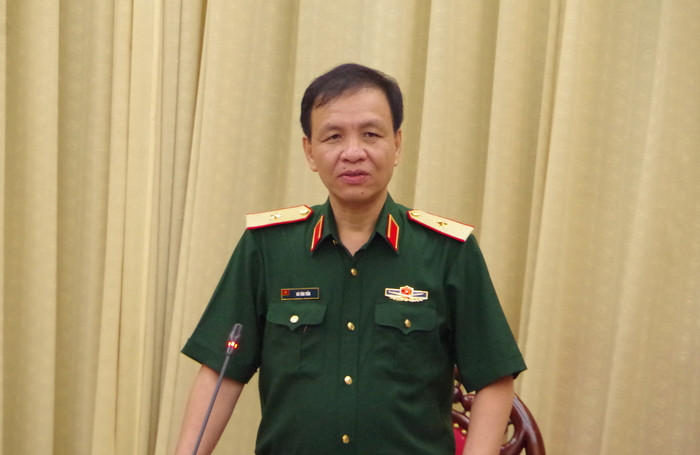 Thiếu tướng Hà Tân Tiến - Phó Tư lệnh Quân khu 4 kết luận buổi kiểm tra. Ảnh: Trọng Kiên