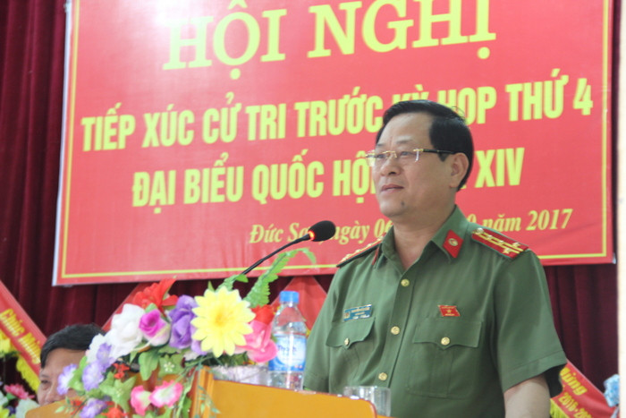 Giám đốc Công an tỉnh Nguyễn Hữu Cầu trả lời ý kiến của cử tri xã Đức Sơn, huyện Anh Sơn. Ảnh: Hoài Thu