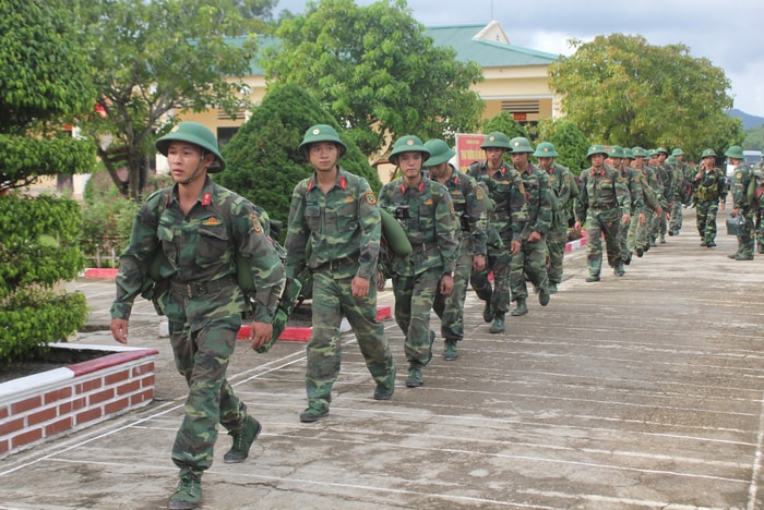 Đoàn kiểm tra báo động hành quân làm nhiệm vụ sẵn sàng chiến đấu tại đơn vị Tiểu đoàn 3, Trung đoàn 1. Ảnh: Hữu Tân