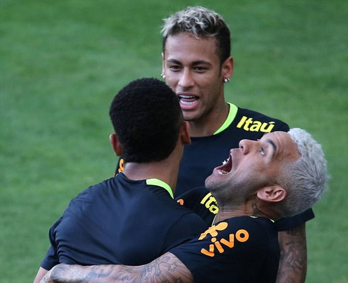 Neymar bị đồng đội búng tai do thua bóng bàn