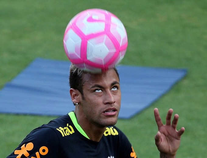 Neymar bị đồng đội búng tai do thua bóng bàn