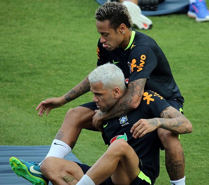 Neymar bị đồng đội búng tai do thua bóng bàn