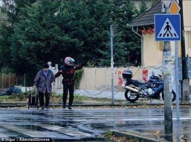 Tài xế lái xe đua dừng lại để giúp một cụ bà sang đường. Ảnh Daily Mail