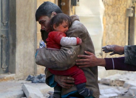 Người anh ôm đứa em được cứu thoát khỏi đống đổ nát khi quân đội Syria tấn công phiến quân IS ở tây bắc thành phố Mosul hồi cuối tháng 3 vừa qua.