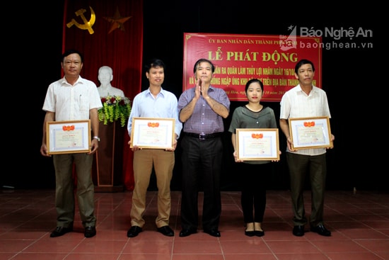 UBND TP.Vinh trao bằng khen cho các cá nhân có thành tích xuất sắc trong đợt phát động ra quân 2016.  Ảnh: Quang An