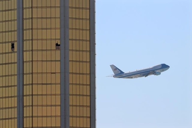 Air Force One khởi hành từ Las Vegas qua các cửa sổ bị hỏng trên vịnh Mandalay Bay, nơi mà người bắn súng Stephen Paddock đã tiến hành chụp hình đại chúng dọc dải Las Vegas Strip