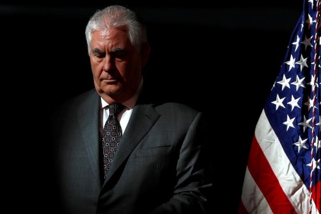 Ngoại trưởng Hoa Kỳ Rex Tillerson tham dự cuộc họp đầu tiên của Hội đồng Không gian Hoa Kỳ tại Trung tâm Udvar-Hazy của Cơ quan Hàng không và Vũ trụ Quốc gia ở Chantilly, Virginia