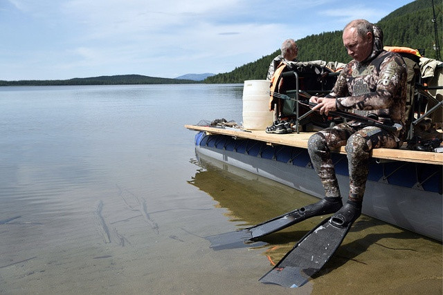 Một trong những thú vui lúc rảnh rỗi của Tổng thống Putin là lặn và săn bắt cá. Ảnh: TASS