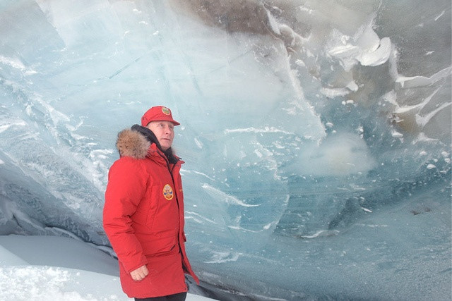 ... để có thể chiêm ngưỡng vẻ đẹp của một hang động băng ở Bắc Cực. Ảnh: TASS