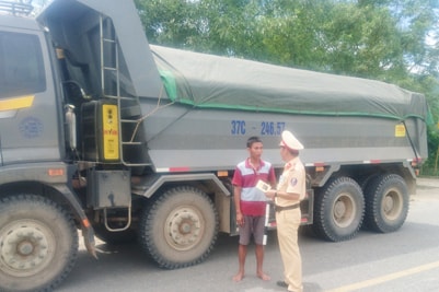 Cảnh sát giao thông của Đội CSGT đường mòn Hồ Chí Minh kiểm tra xe vận tải. Ảnh: Văn Trường