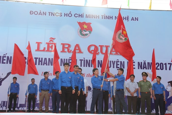 Lễ trao và nhận cờ nghi thức tại Lễ phát động Chiến dịch ra quân hè tình nguyện 2017.