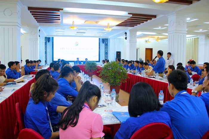 Sáng 7/10, trong khuôn khổ chương trình Đại hội Đại biểu Đoàn TNCS Hồ Chí Minh tỉnh Nghệ An,131 đại biểu gồm các đơn vị: thành phố Vinh, Cửa Lò, Kỳ Sơn, Quỳnh Lưu, Tân Kỳ, Yên Thành, Hưng Nguyên, Quỳ Hợp, Quỳ Châu, Trường ĐH Kinh tế, Đoàn Khối doanh nghiệp tỉnh, trường CĐ VHNT, Đoàn trường CĐSP, Đoàn trường Đh Y khoa Vinh đã tham gia thảo luận chủ đề: “Công tác xây dựng tổ chức Đoàn, Hội, Đội và Đoàn tham gia xây dựng Đảng”. Ảnh: Mỹ Nga.