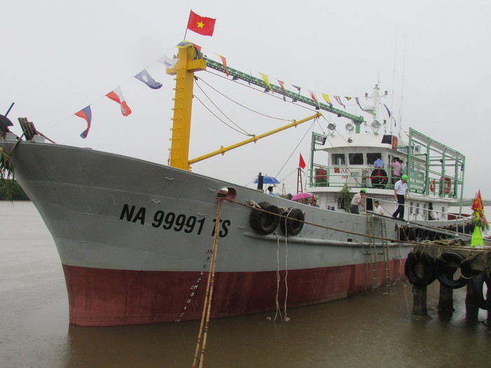 Tàu vè thép trên 828 mã lực phục vụ hậu cần nghề cá trên biển đầu tiên ở Nghệ An. Ảnh: Ngọc Sơn