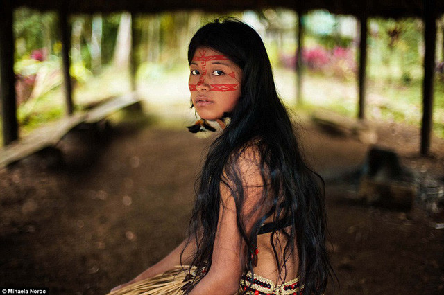 Một cô gái thổ dân người Kichwa trong rừng rậm Amazon.