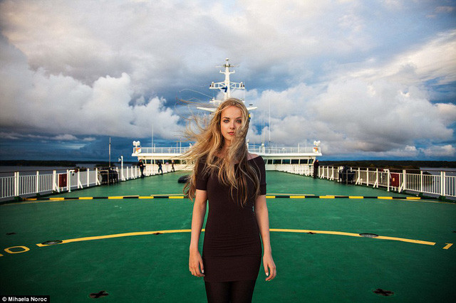 Cô gái ở biển Baltic với mái tóc dài bay trong gió.