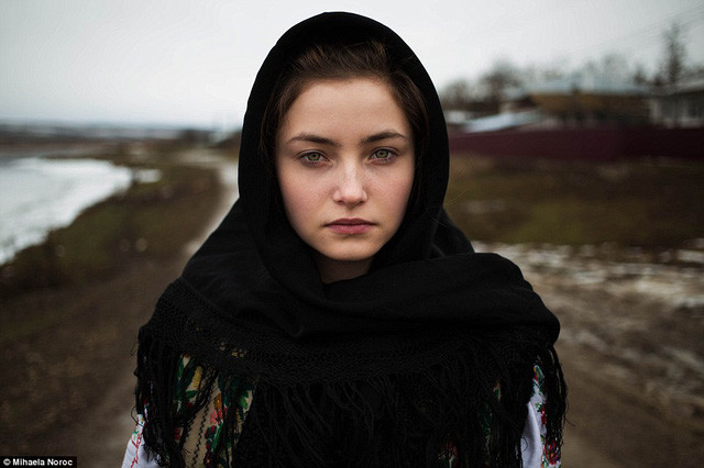 Vẻ đẹp của một cô gái người Romania tại quê hương tác giả.