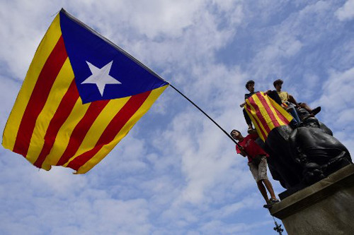 Người biểu tình ủng hộ Catalonia độc lập ở Barcelona hôm 2/10. Ảnh: AFP.