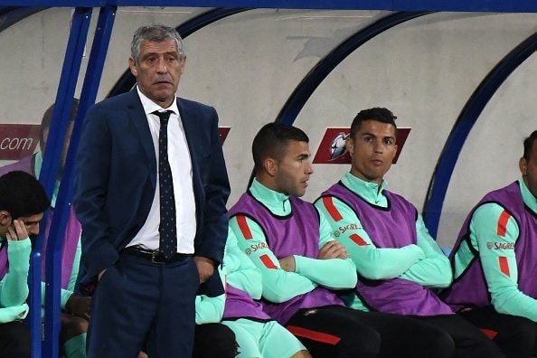 Ronaldo thấp thỏm trên ghế dự bị.