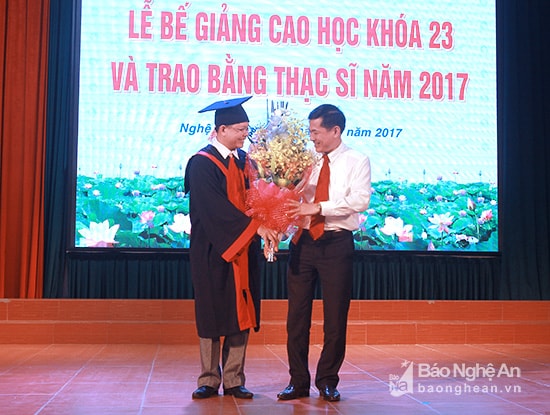 Đại diện các học viên tặng hoa cho lãnh đạo nhà trường. Ảnh: Chu Thanh