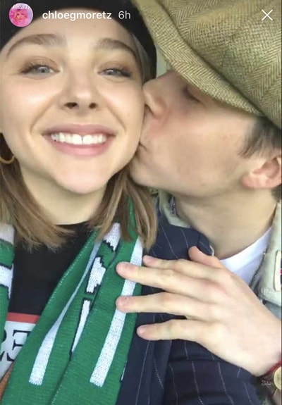 Chloe Grace Moretz và Brooklyn Beckham khoe khoảnh khắc tình tứ lên Instagram.