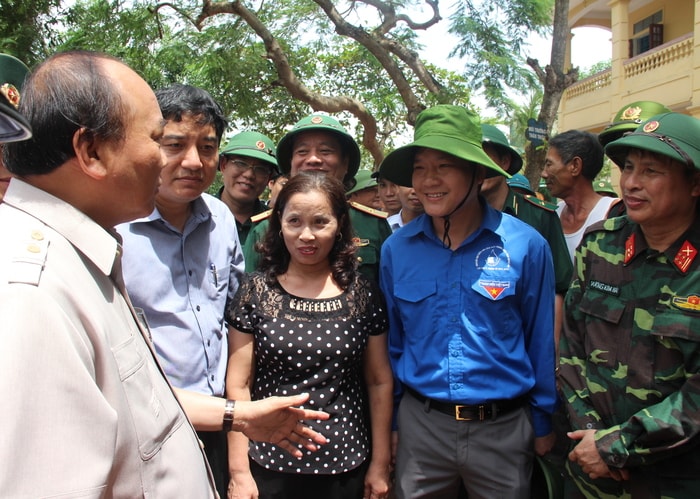 Thủ tướng Chính phủ Nguyễn Xuân Phúc trao đổi với lãnh đạo tỉnh Nghệ An, lực lượng đoàn thanh niên về việc giúp đỡ người dân khắc phục hậu quả bão số 4.Ảnh: Hoài Thu