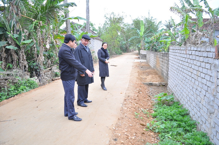 Đoàn cán bộ Ban dân vận Huyện ủy khảo sát, mô hình dân vận khéo trong xây dựng nông thôn mới tại xã Diễn Hải. Ảnh: Nguyễn Hải