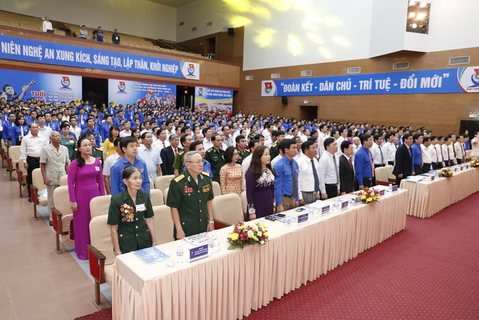 Các đại biểu nghiêm trang làm lễ chào cờ. Ảnh: Đức Anh