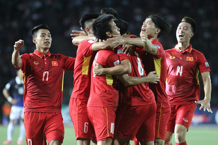 Các cầu thủ Việt Nam ăn mừng bàn thắng ấn định tỉ số 2 – 1 của Quang Hải trong trận đấu lượt đi. Ảnh: Internet