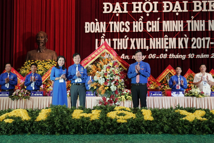Bí thư Thứ Nhất Trung ương Đoàn Lê Quốc Phong tặng hoa chúc mừng Đại hội đại biểu Đoàn TNCS Hồ Chí Minh tỉnh Nghệ An lần thứ XVII, nhiệm kỳ 2017 - 2022. Ảnh: Đức Anh