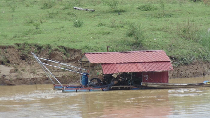 Các tàu hút cát ở sông Lam là một trong những nguyên nhân khiến sạt lở càng mạnh.