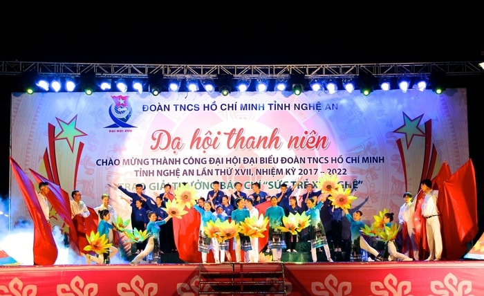 Đêm dạ hội mang đến những tiết mục văn nghệ tươi vui, mang tinh thần của tuổi trẻ xung kích, sáng tạo. Ảnh: Mỹ Nga.