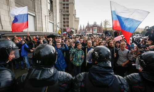 Cảnh sát chặn người biểu tình ủng hộ Alexei Nvalny tại thủ đô Moscow, Nga, ngày 7/10. Ảnh: Reuters.