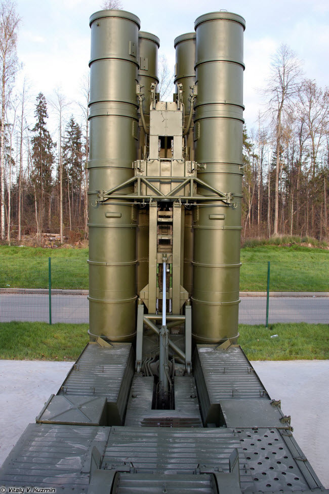 Với tầm bắn ngắn nhất 240 km, hệ thống sử dụng các tên lửa 48N6 được trang bị đầu đạn nặng 143 kg.