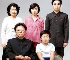 Cô Kim Yo-yong (áo hồng) chụp ảnh cùng bố mẹ và hai anh trai.